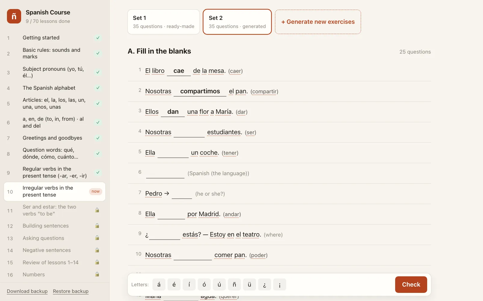 "Generate new exercises" ile gelen bir set. Cümleler bu dersin fiilleriyle, önceki derslerin zamirleri, artikelleri ve yer kalıplarıyla kuruluyor. Parantezdeki fiilin üstüne gelince anlamı çıkıyor; altta İspanyolca harfler için tuşlar var.